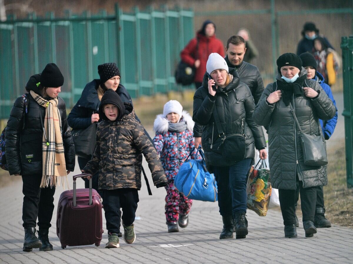    Жители Украины проходят польско-украинскую границу через контрольно-пропускной пункт Медыка© РИА Новости / Алексей Витвицкий