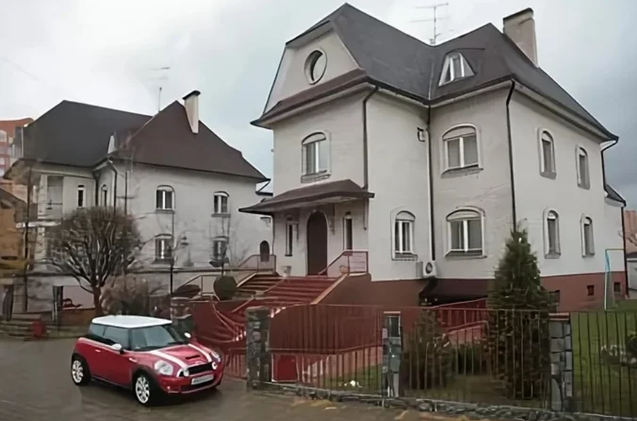 Дом виктора рыбина в долгопрудном фото "Не дома, а хоромы, о которых можно только мечтать": 5 роскошных особняков росси