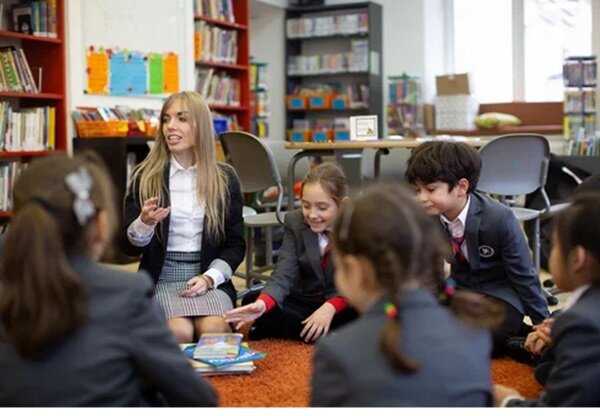 Старшая школа в сша. Учитель и ученик. Образование school. Средняя школа в англии. Немецкая средняя школа в германии.