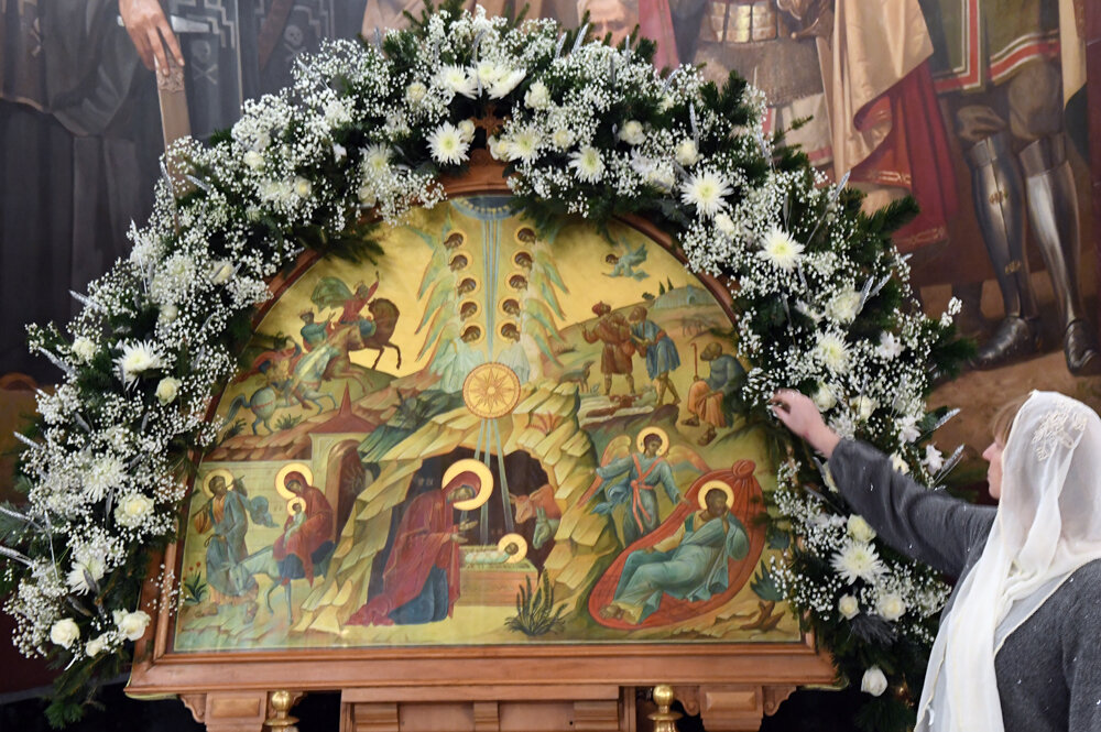    Верующая у иконы Фото:  РИА Новости/ Сергей Пятаков