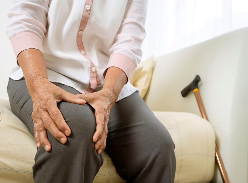 Лечение боли в коленях у пожилых людей. Больные суставы у пожилых.