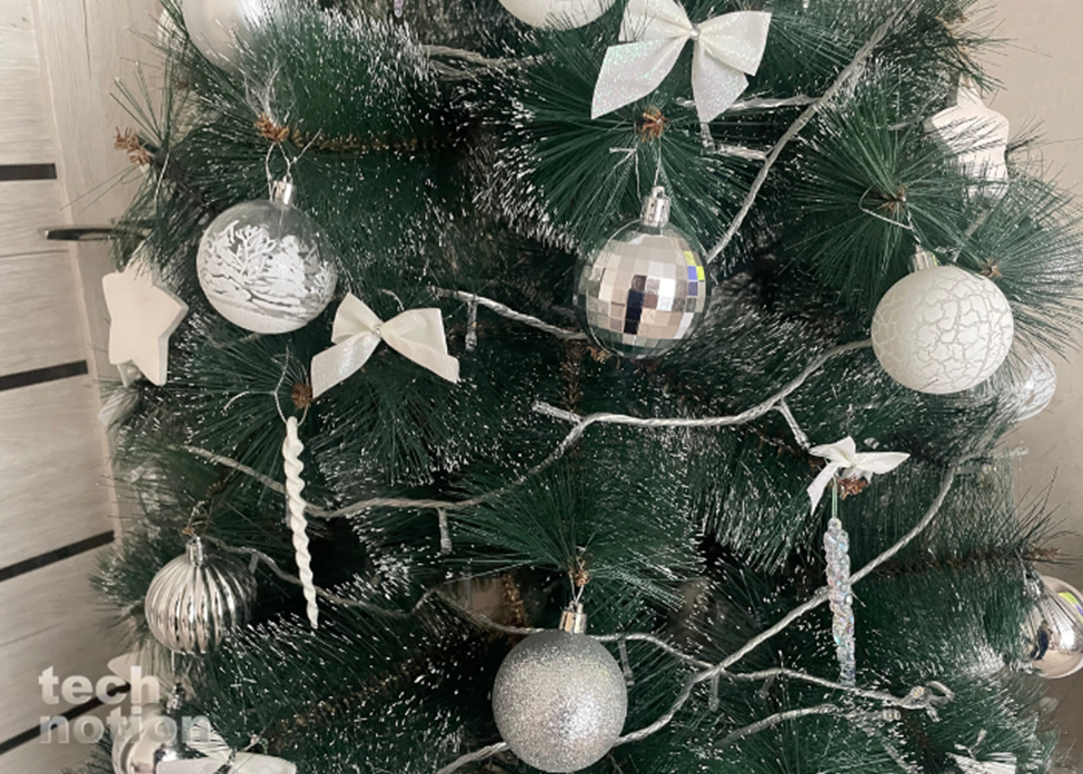 Чтобы заполнить пустоту на елке, обмотайте ее зеленой мишурой внутри / Изображение: дзен-канал technotion