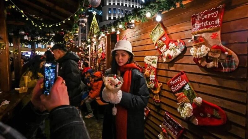 Рождественский рынок в районе Хуанпу в Шанхае 23 декабря 2023 года. (Hector Retamal/ AFP via Getty Images)