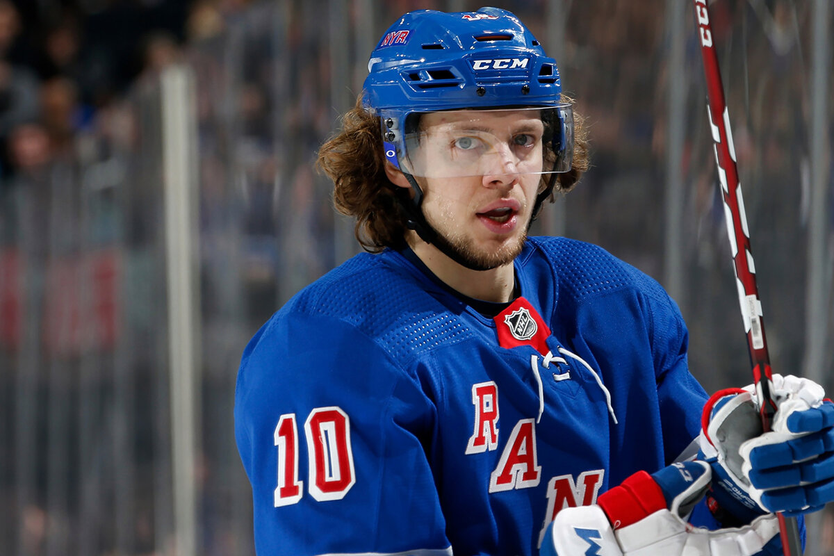 Двукратный олимпийский чемпион Александр Кожевников прокомментировал решение российского нападающего «Нью-Йорк Рейнджерс» Артемия Панарина отказаться от участия в Матче звёзд НХЛ.«Панарин отказался от участия в Матче звёзд НХЛ из-за предстоящего рождения второго ребёнка? Ну правильно, семья ему дороже», — сказал Кожевников в беседе с корреспондентом «Чемпионата» Владимиром Лаевским.Напомним, Артемий Панарин набрал 53 очка в нынешнем сезоне Национальной хоккейной лиги. В активе 32-летнего российского нападающего 24 гола и 29 результативных передач. «Рейнджерс» набрали 53 очка и продолжают возглавлять турнирную таблицу Восточной конференции. В следующем матче «синерубашечники» 7 января сыграют в гостях с «Монреаль Канадиенс».