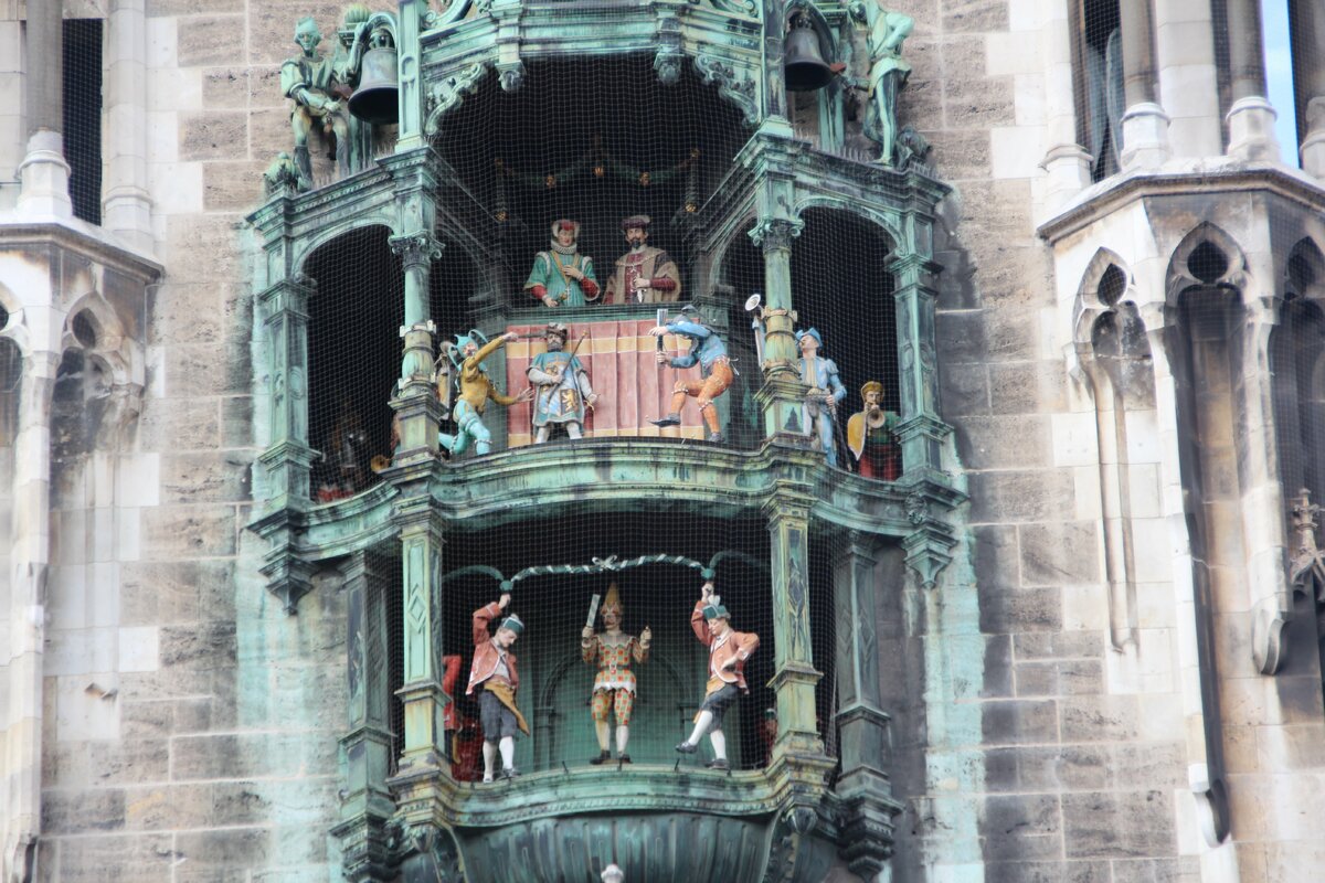 Спектакль на башне проходит трижды в день: в 11, 12 и 17 часов. Фото автора