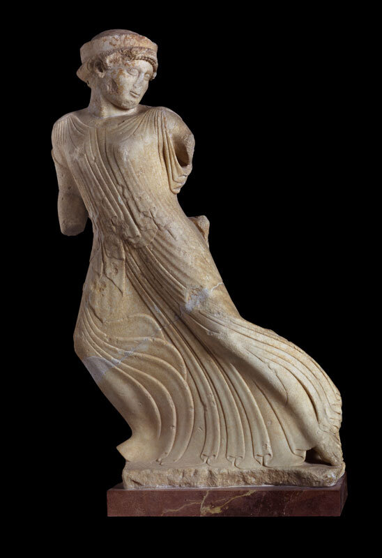 Убегающая Кора (Персефона). 1-я половина 5-го века до н. н. © Музей Акрополя. Фотографии Сократа Мауромматиса.