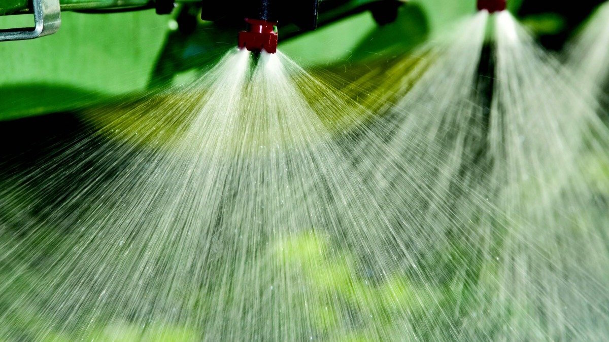 Опрыскиватели эффективно применяются для химобработки полей и заслуженно имеются в каждом хозяйстве.