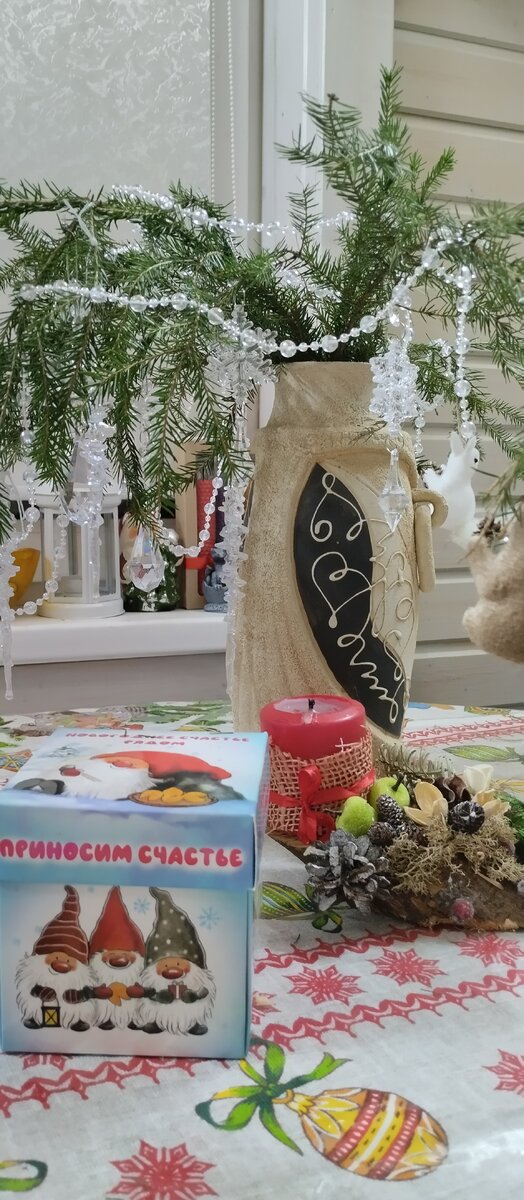 Вот и елочка и свечи и коробочка от печений с предсказаниями. 