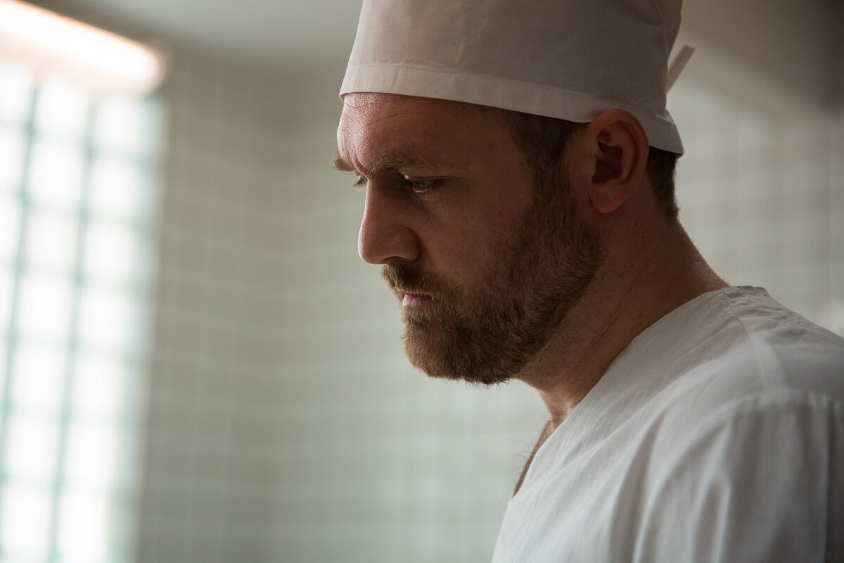 Лев Преображенский (Денис Шведов). Источник фото: https://www.kino-teatr.ru/kino/movie/ros/126989/foto/i6/868290/