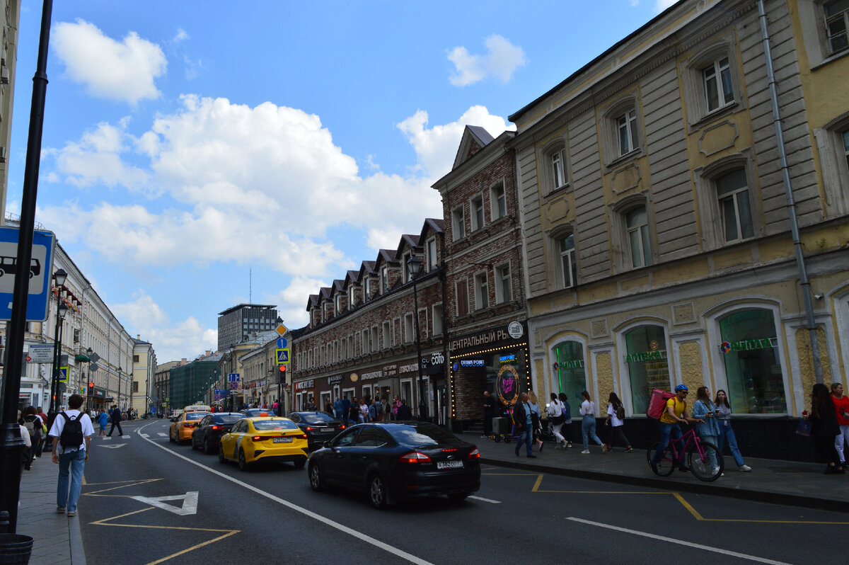 Маросейка летом. Улица очень оживлённая. Фото автора