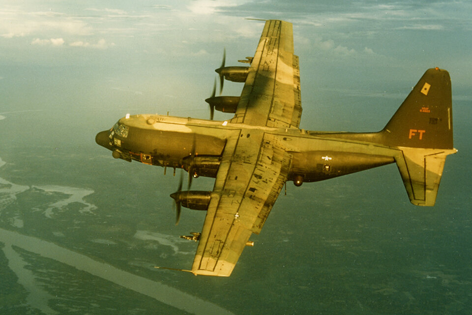 AC-130 в полете. Судя по отсутствию 105-мм орудия и наличию 40-мм «Бофорсов», это модернизированный AC-130A или AC-130E 