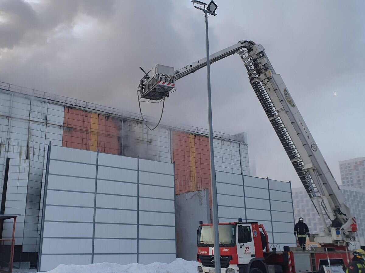    Ликвидация пожара на электроподстанции в Высоковольтном проезде в Москве© АГН "Москва" / Мобильный репортер
