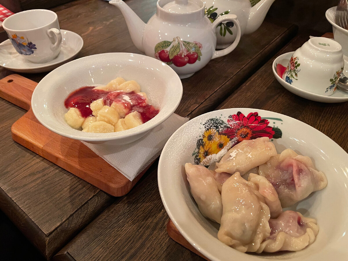 Вишневые и ленивые варенички здесь просто супер! У Вареничной очень интересный интерьер, такой свойский, как у бабушки. Вообще, кстати, все кафешки в Посаде максимально приближены к домашнему, ковры, приглушенный свет, книжные полки и всё в таком духе.