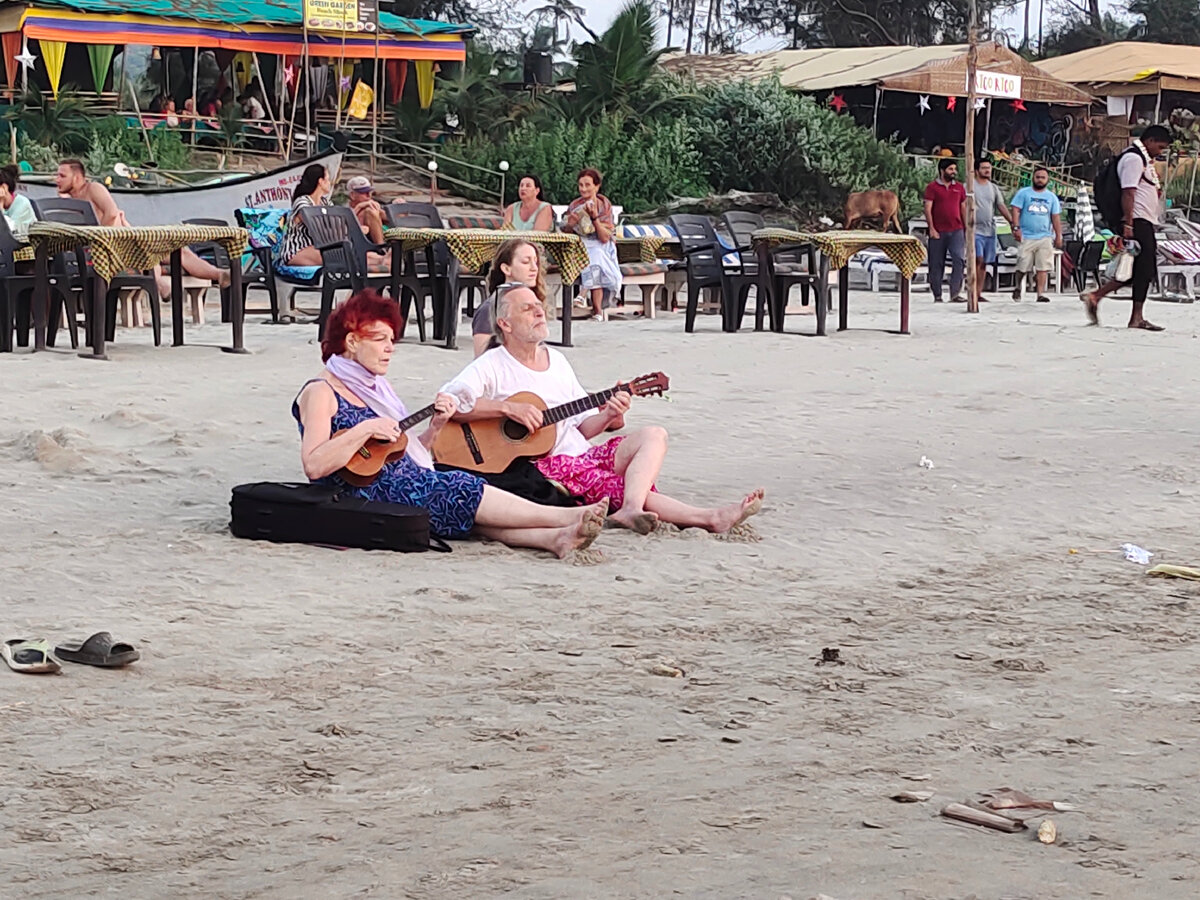 На фото европейские туристы и у них всё хорошо. Гоа, Арамболь январь 2023г.