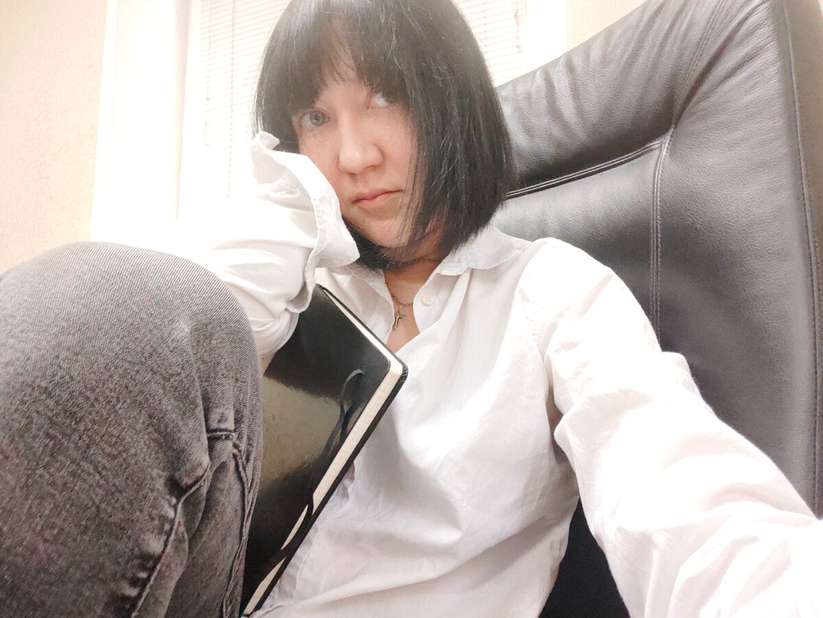 Это я в роли брюзги, сижу и критикую странные задания в своем "белом пальто"