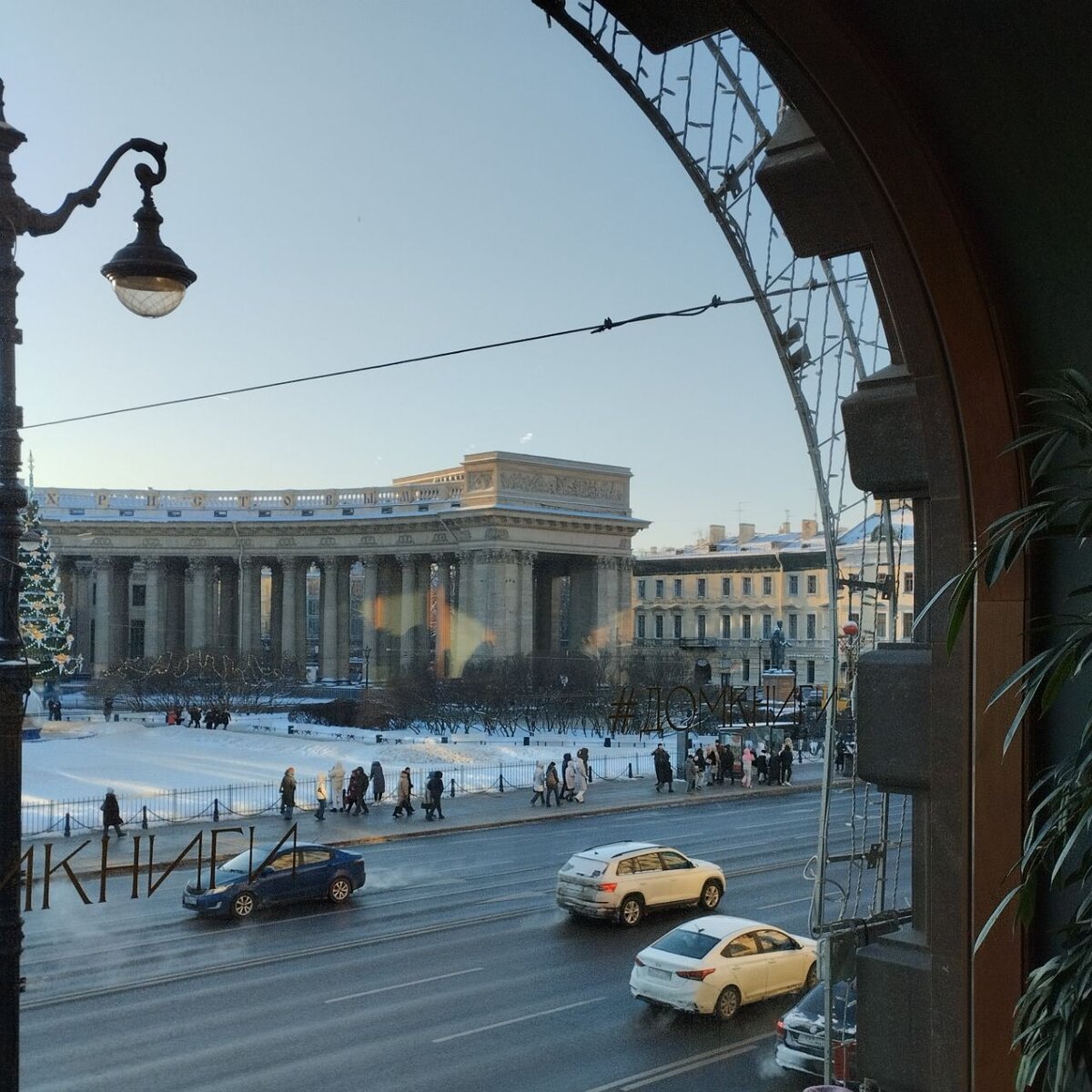 Вид из окна Дома Зингера на Казанский собор