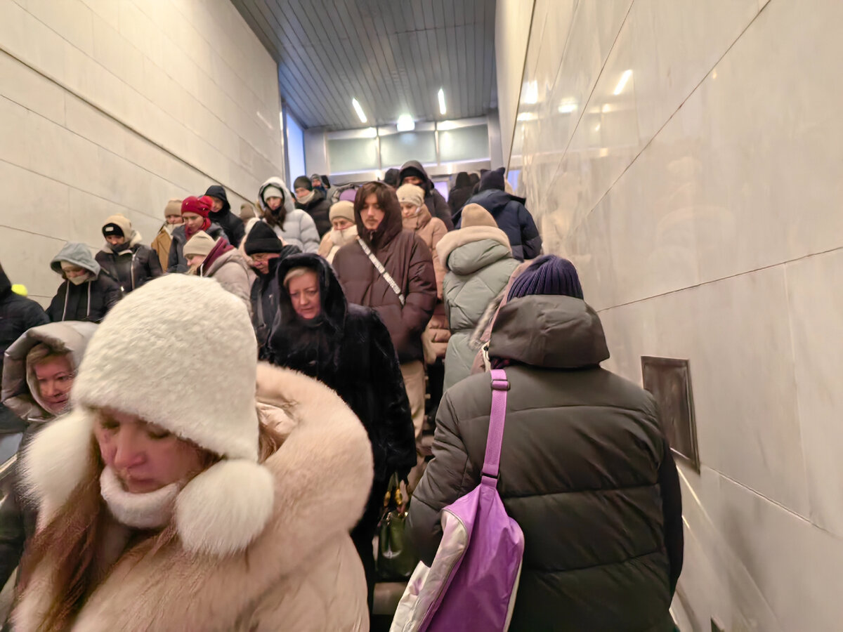 Новогоднее метро в москве