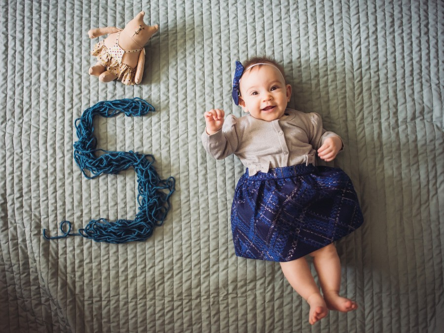 Пятерка месяц. Фотосессия в 5 месяцев ребенка. 5 Месяцев ребенку. Идеи для фотосессии малыша. Фотосессия детей до 1 года.