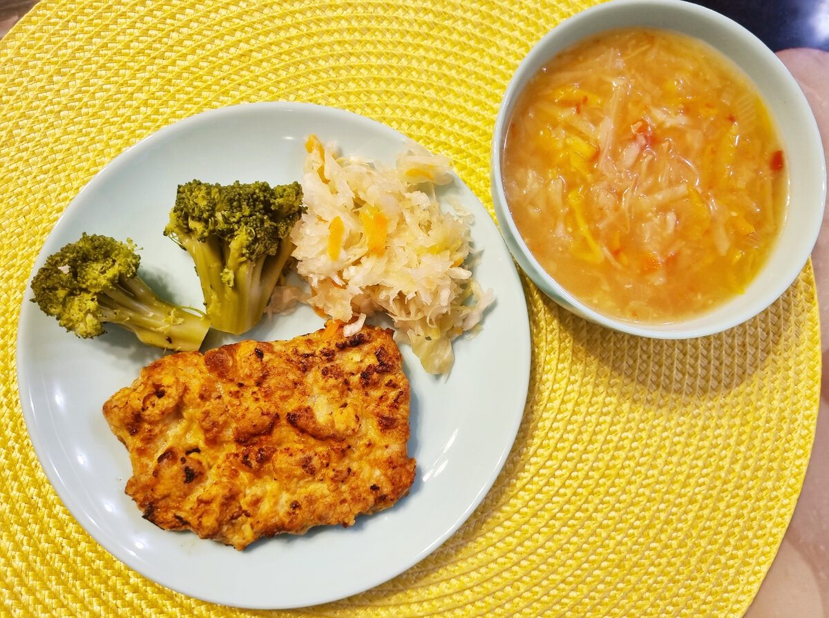 Да, да, квашеной капусты много не бывает, тем более если с балкона принесла банку)))