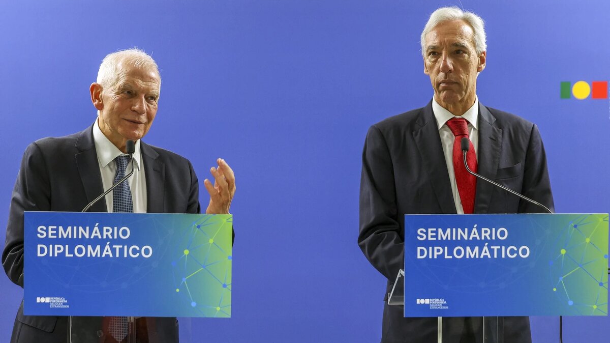 Жозеп Боррель и министр иностранных дел Португалии (справа) на мероприятии