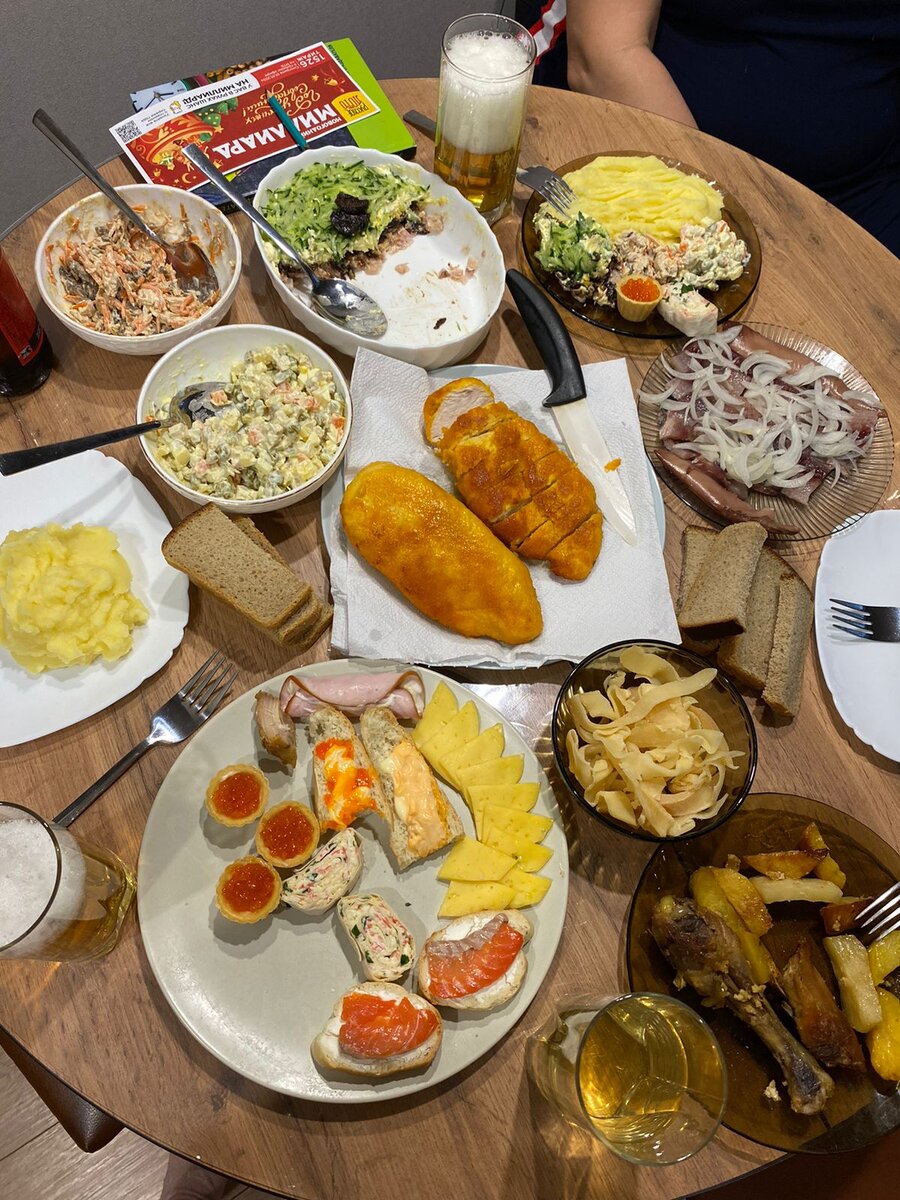 Посленовогодний стол. Ещё доедаем салатики.