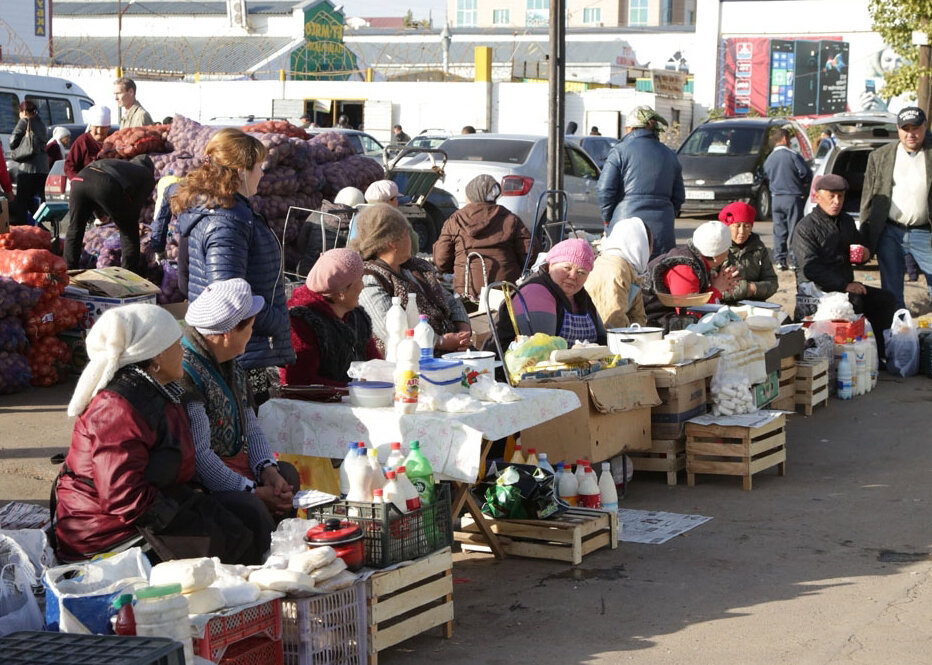 Рынки города семей. Рынок Южный Комрат. Торговля на рынке. Торговля на базаре. Торговля на улице.