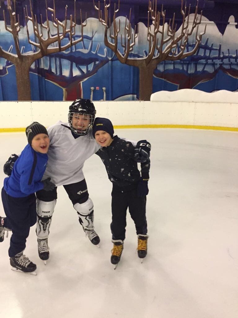 Дети с синдромом аутизма дауна. Тройняшки два мальчика и девочка. С гимнастика для малышей. Занятия для грудничков. Трое малышей.