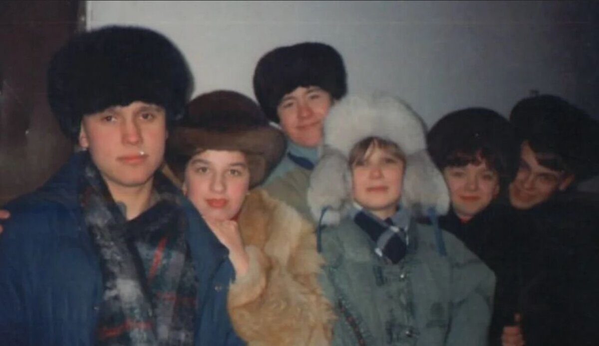 Модные шапки 90