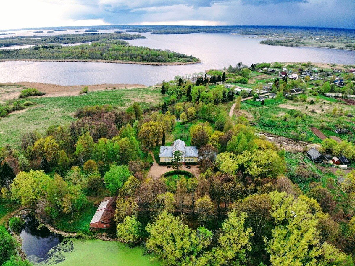 Усадьба М. П. Мусоргского в Псковской области с высоты птичьего полета. Фото: https://museumpskov.ru