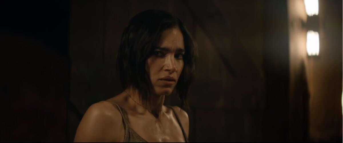 Кстати, вот это выражение лица у главной героини большую часть экранного времени