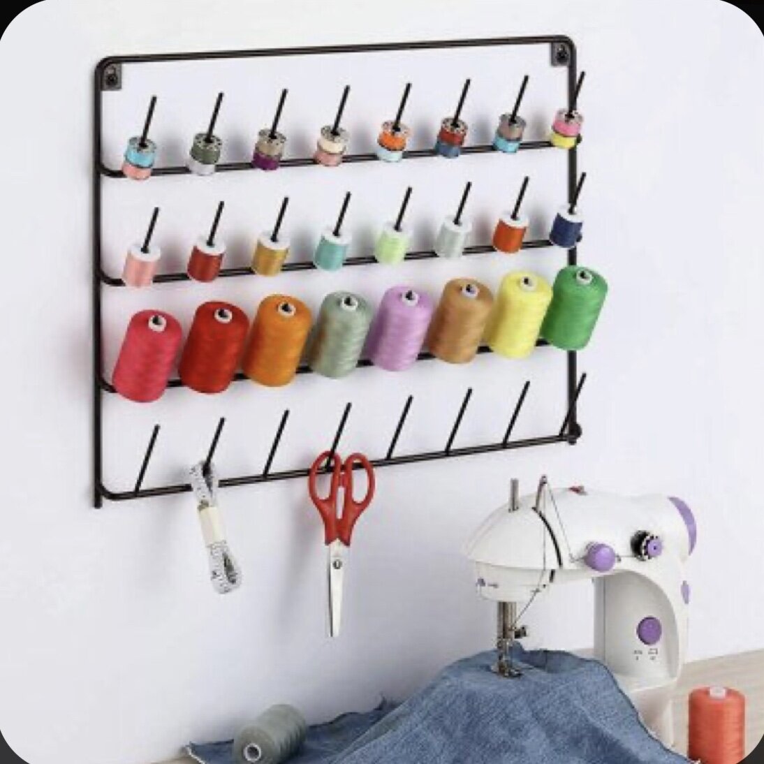 Место для рукоделия. Швейный уголок в квартире. Организовать рабочее место швеи. Швейный интерьер. Комната для рукоделия.