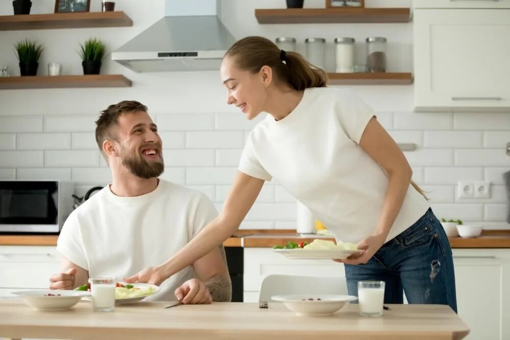 Подавать мужу еду. Мужчина на кухне. Мужчина и женщина разговаривают на кухне. Муж и жена на кухне за столом. Муж с женой разговаривают на кухне.