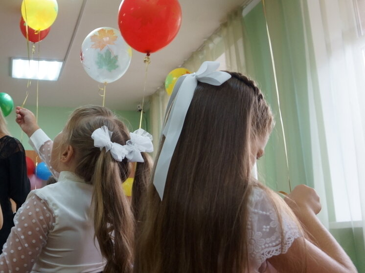 Школьник идет по улице. Дети идут в школу. Дети идут в школу. Школьник с рюкзаком. Дети идут в школу.