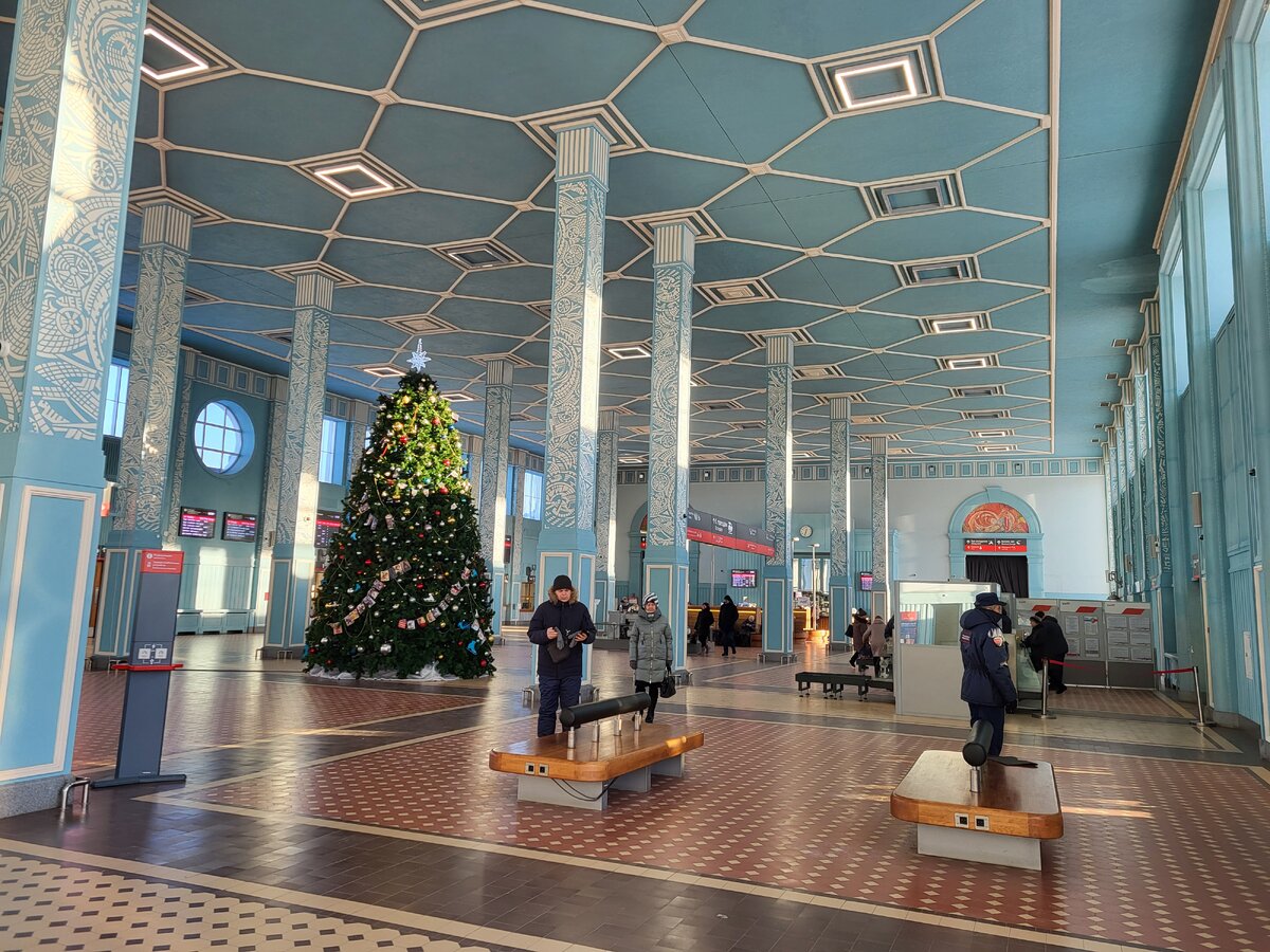 Железнодорожный вокзал – достойная достопримечательность.  Там регулярно проходят различные выставки. Бесплатные. А сейчас действует рождественская экспозиция для детей и взрослых. Фото автора