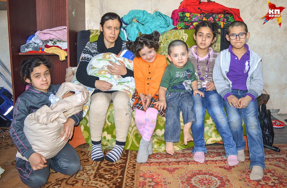 Фото спящих узбеков. Таджикская семья. Дети таджики. Семья в Таджикистане. Семья мигрантов.
