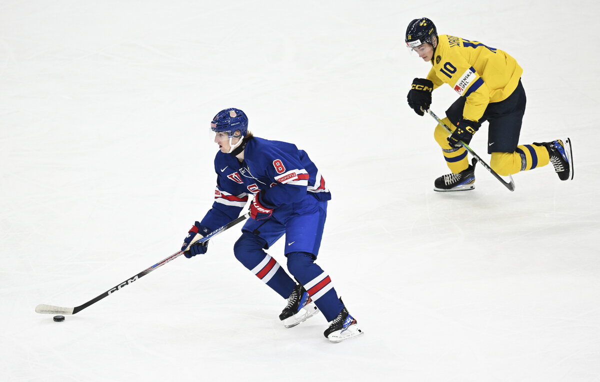    Защитник сборной США Сэм Ринзел и нападающий сборной Швеции Фабиан Вагнер  Bjorn Larsson Rosvall/TT via AP