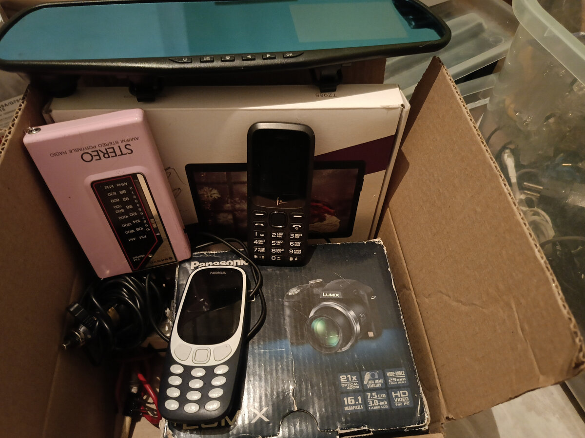 1 радио Sanyo, проводная колонка Нокиа, видеорегистратор полностью рабочий, нерабочий планшет Ирбис телефон Нокиа, Флай рабочий и фотоаппарат Panasonic lumix lz20 чехол от Айпада 