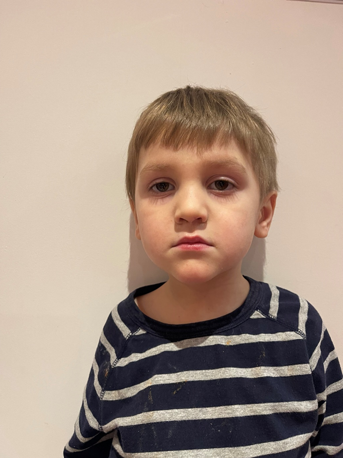 Конфетку просил