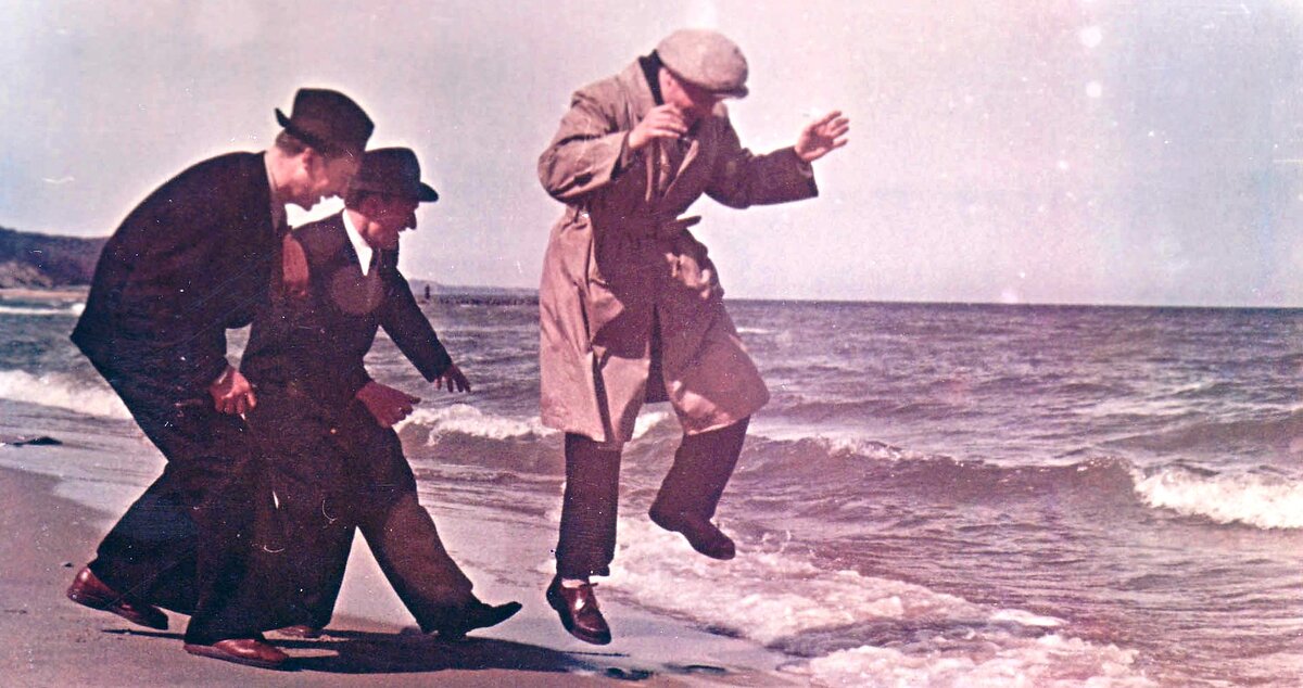 1 мая 1958-го на пляже в Светлогорске солидный актёр Анатолий Кузнецов превратился в озорного мальчишку Толю / Архив автора