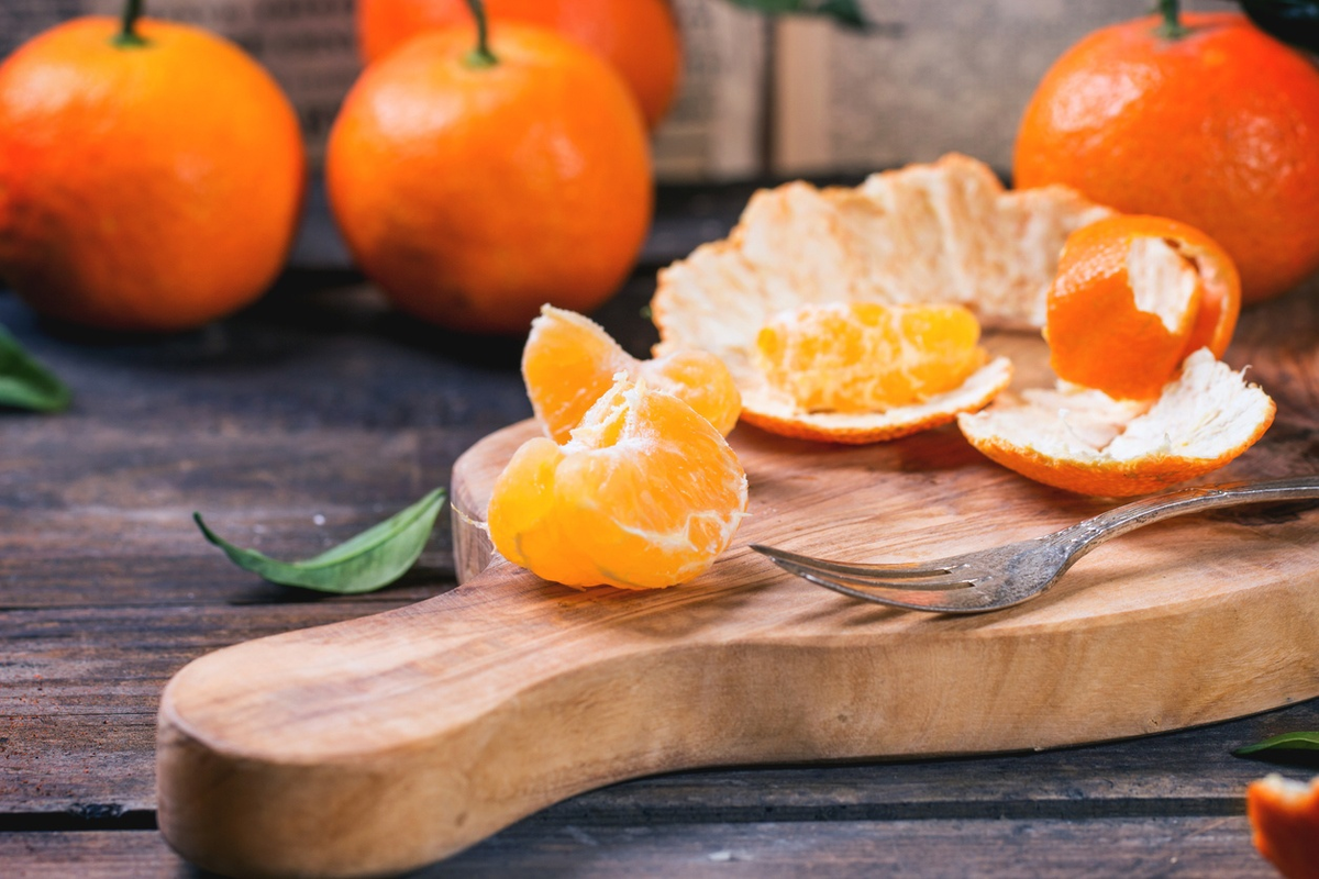 Mandarinen sind für relativ wenig Geld eine echte Delikatesse. Sie sind gesund, lecker, saftig, ihr Geruch zieht an wie ein Magnet. Nach den Feiertagen landet ein Berg Mandarinenschalen im Mülleimer.-3