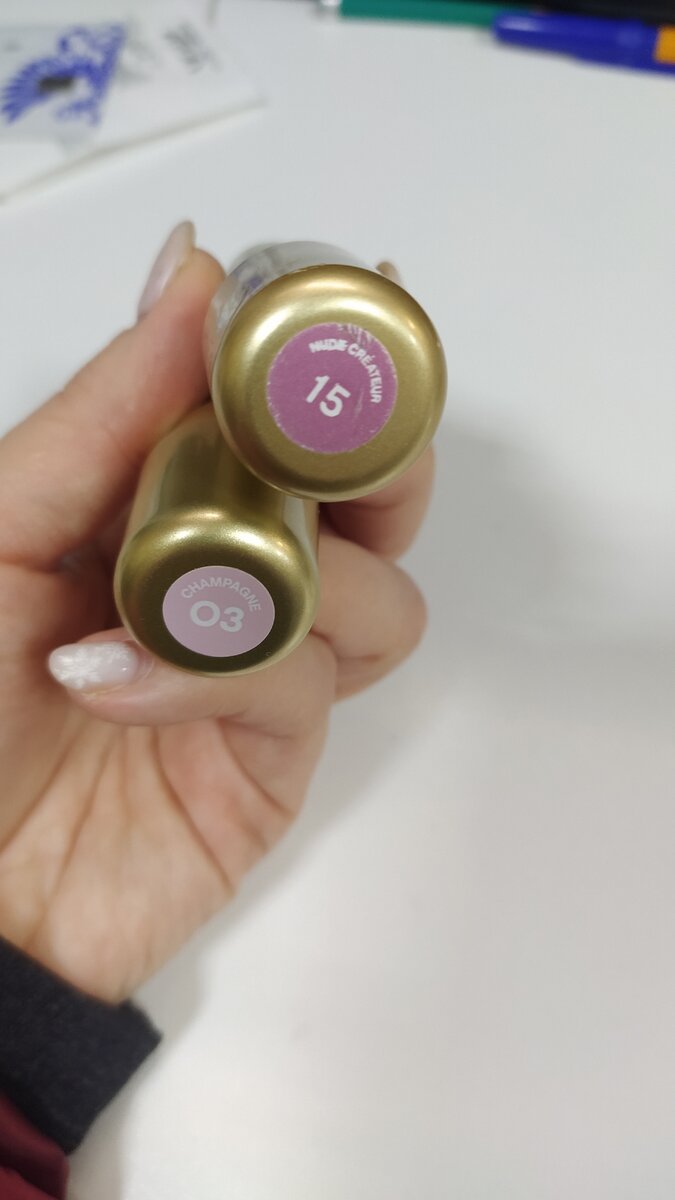 Это Vivienne Sabo( Вивьен Сабо) прям моя давняя любовь, конечно есть не очень продукты. Так нравится как оформляют упаковку, названия, ароматы от помад и бальзамов. 03 это бальзам,15 помада. 