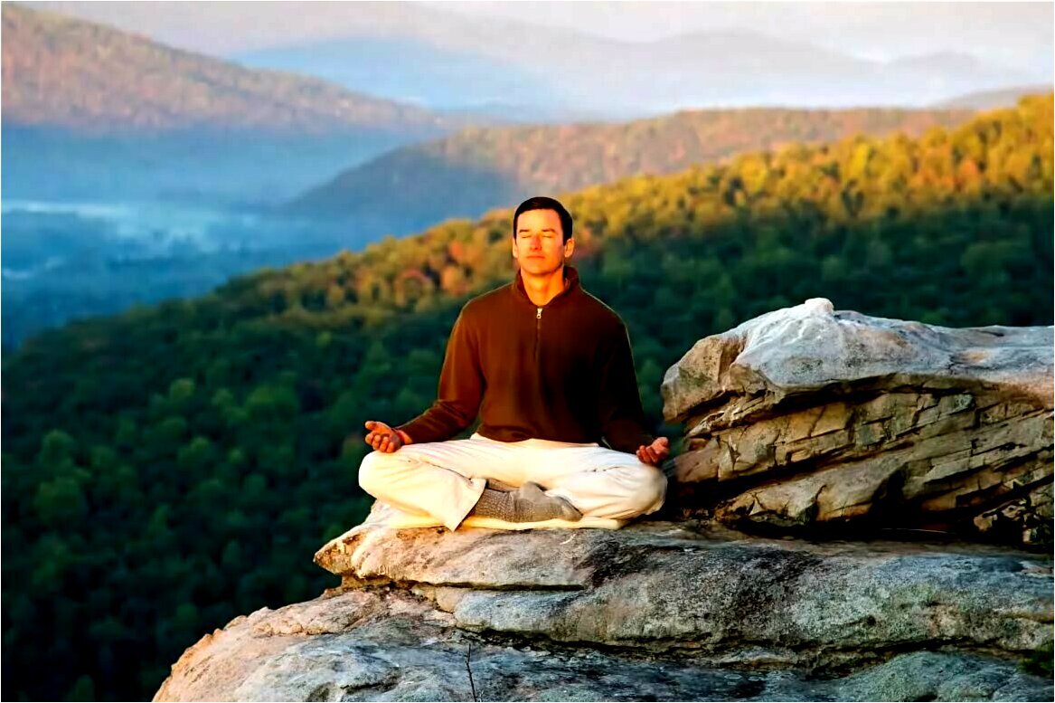 Интересный мир дзен. Медитация. Медитирующий человек. Мужчина медитирует в горах. Человек в медитации.