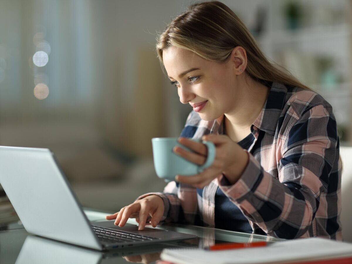    Девушка за ноутбуком© iStock.com / AntonioGuillem