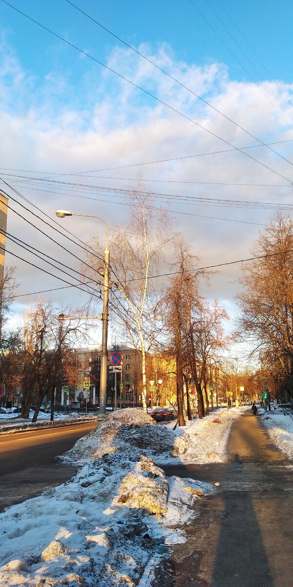 Снег лежит, грустный