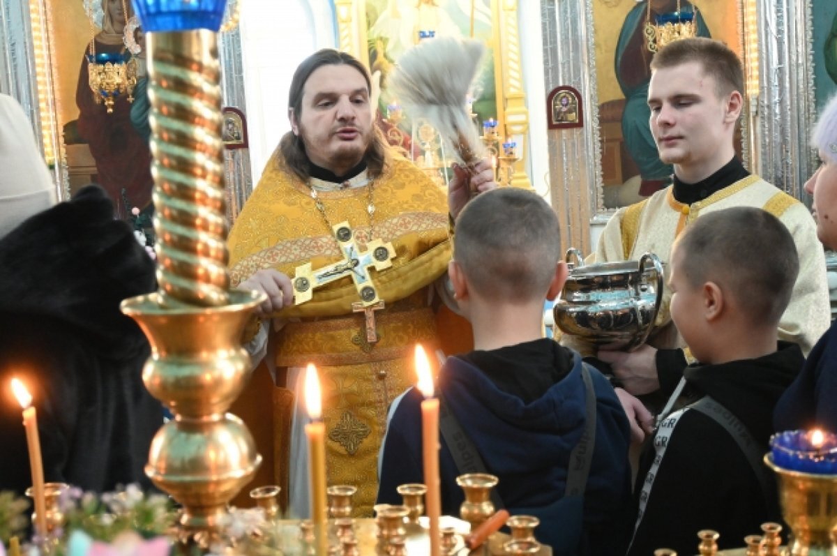    Особая атмосфера в храме перед рождественскими праздниками.