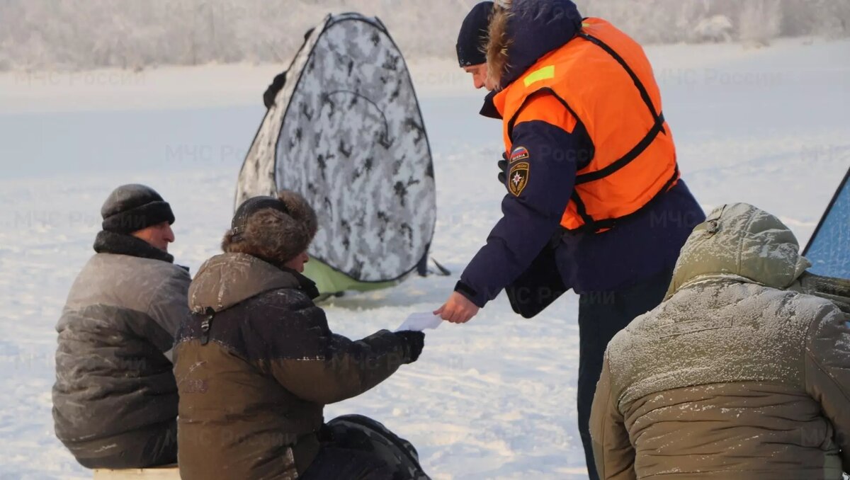     За первые пять дней нового года в Красноярском крае спасатели помогли трем отдыхающим на снегоходе и автомобиле, которые провалились под лед. Они успели спастись самостоятельно.
