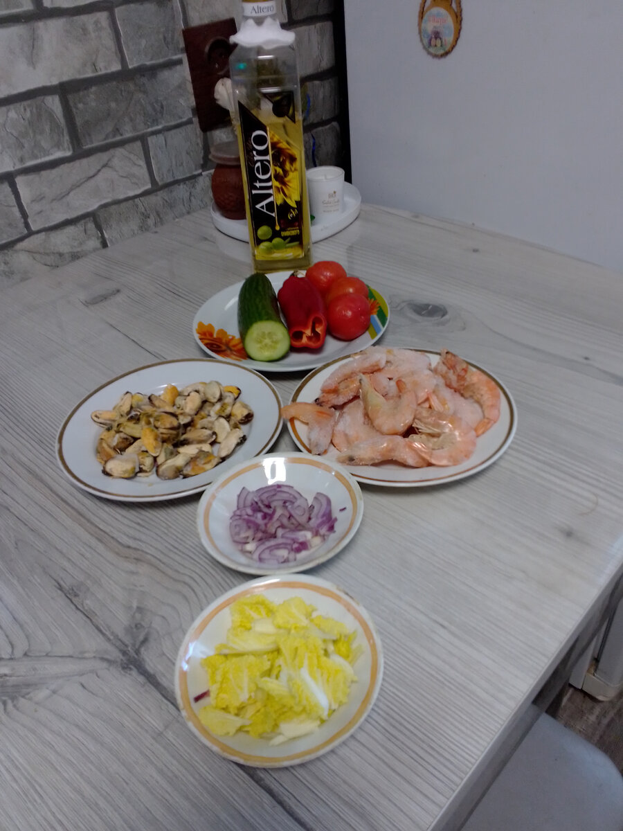 добавила еще красный лук