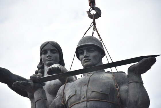    Во время демонтажа последних фигур открытого в 1970 году Монумента славы Советской армии во Львове