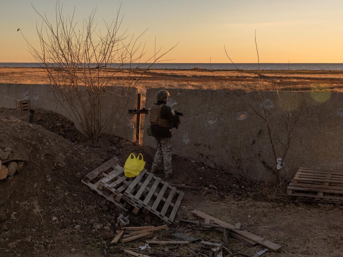    Украинский военнослужащий бригады территориальной обороны на позиции у реки Днепр© AFP 2023 / ROMAN PILIPEY