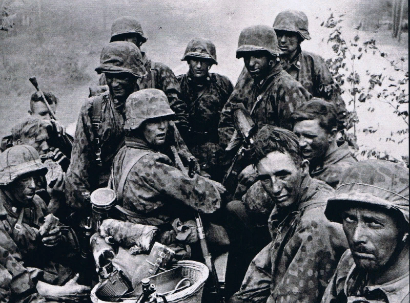 На снимке: Гренадеры дивизии СС «Мертвая голова».